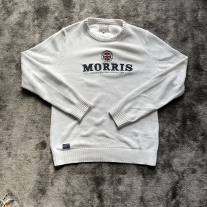 Morris tröja - Säljer superskön morris tröja i storlek M. Den har inga defekter och har mått på sista bild så ni kan mäta hemma.  Skriv om ni har frågor 