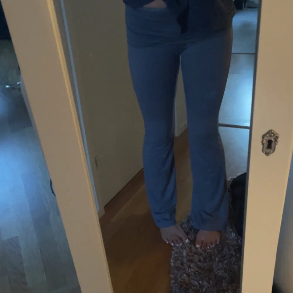 Yoga pants som man viker ner i midjan! Aldrig använda bara testade💕 passar bra på mig som är 167!. Jeans & Byxor.