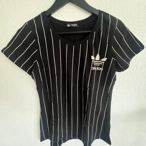 Adidas tshirt - Knappt använd. Pris kan diskuteras. Liten i storleken. Mer som S