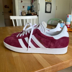 Adidas gazelle  - Säljer dessa trendiga och nyinköpta skor då det är fel storlek. De är endast använda 1 gång så är i stort sett som nya!💗nypris 1245kr