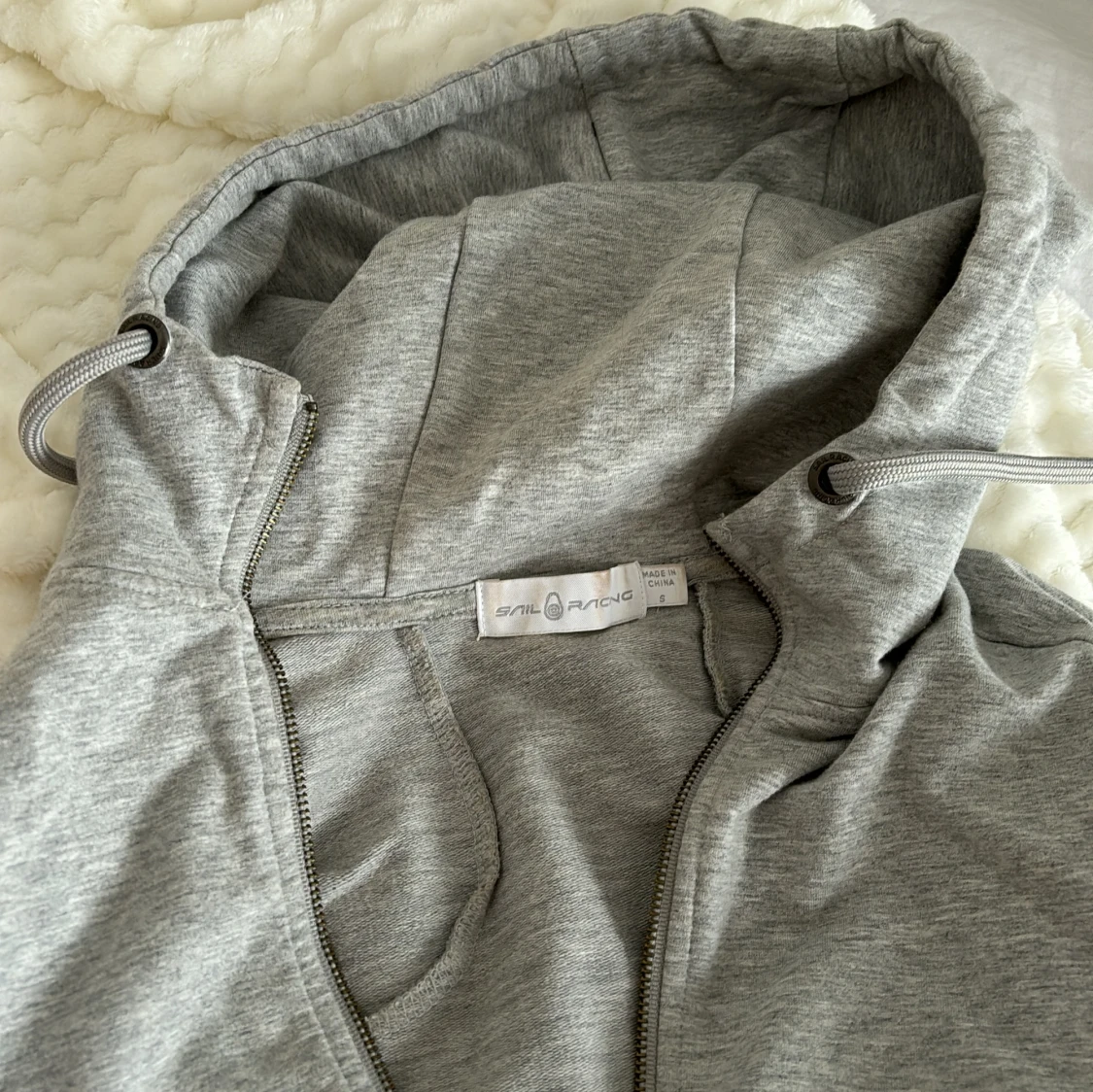 Grå hoodie från Gina Tricot - 92