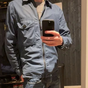 Stone Island Overshirt - Stone Island overshirt, perfekt inför hösten. Säljer den pga att den har inte används. Använd i Ca 1-2 månader förra året sen dess bara legat upphängd i hallen.