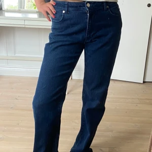 Raka jeans  - Coola raka mörka jeans från Redgreen. Broderi på enda fickan. 