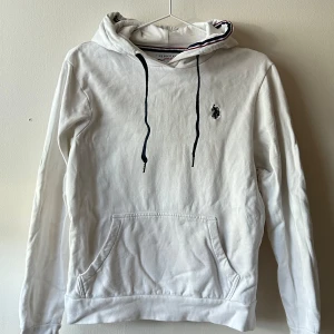 Ralph lauren tjocktröja - Tjocktröja från Ralph lauren i färgen vit. Storlek M men sitter som S/XS. 