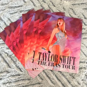 Taylor Swift The Eras Tour Poster - Säljer denna Eras Tour Postern då jag har två likadana! 🤭💕 Posten är A3 och måtten är ungefär 30x40 cm! Den var inköpt för 170 kr, men pris kan diskuteras! Vid frågor är det bara att höra av sig! 🫶 (du får endast en vid köp)