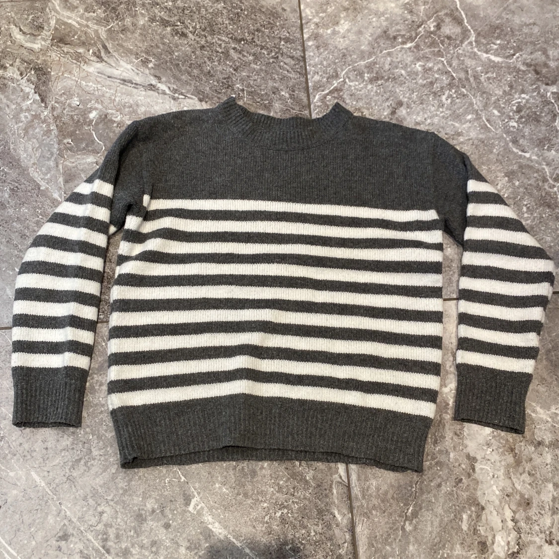 Grå och vit randig tröja - 2