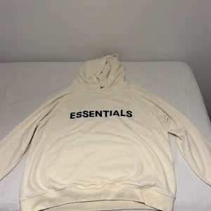 Essentials Hoodie - säljer denna essentials hoodie för att den är för stor för mig, storleken är L men passar som en XL, nästan aldrig använd.