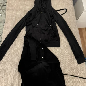 Juicy couture set  - Jättebra skick, har andvända byxorna va 4 ggr i tröjan 2. Setter är så mjukt men inte min stil löngre!!pris kan diskuteras 