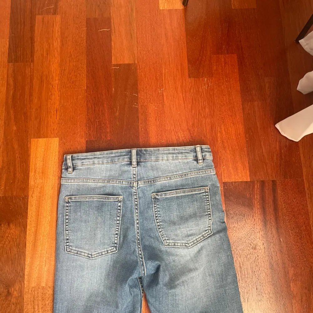 Ett par jättefina jeans från Kappahl i storlek 164. Dom är mid/low waist och ljusblåa. Säljs pågrund av de ej kommer till användning💖. Jeans & Byxor.