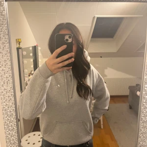 Grå hoodie - Grå hoodie ifrån Bikbok, lite nopprig