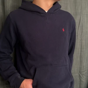 Polo Ralph lauren hoodie - Mörkblå polo Ralph lauren hoodie med rött märke. Bra skick. Strokleken är cirka small. 💙❤️