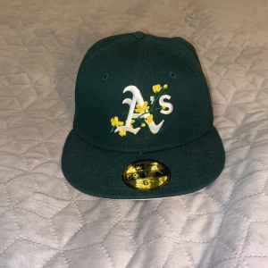 New era keps - Jag säljer min keps i storlek 6 7/8 dvs 54,9 cm. Den är i mycket bra skick och inga tecken på användning. 