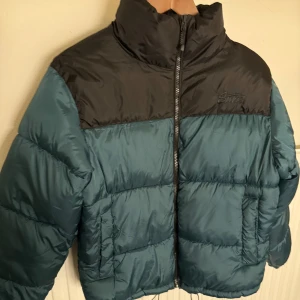 Vinterjacka - Helt ny jacka från Pull&bear i storlek xs. Aldrig använd! Kontakt gärna innan köp. Kolla in min profil, finns massa nytt och mer kommer!❤️