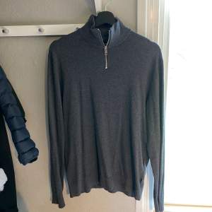 Grå Jack & Jones half zip up i storlek S. Använd fåtal gånger 