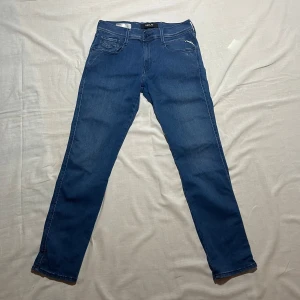 Replay anbass hyperflex Jeans  - Replay hyperflex jeans i modellen anbass, storlek 30/30, i fint skick. Pris 649kr, skriv vid fundering eller fråga👀