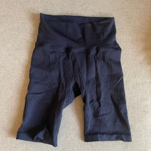 Träningsshorts - Aldrig använda. Säljer pga att de är lite för långa på mig (mot vad jag gillar).