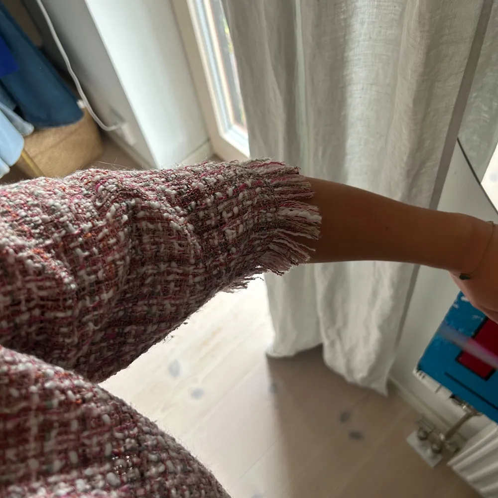 Rosa tröja från zara med lite fransar längst kanterna. Aldrig använd inga defekter. Storlek S. Passar XS också! Kvar så länge det inte står ”såld” och köparen står för frakt ❤️. T-paidat.