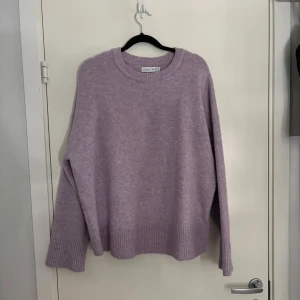 Stickad, lila tröja - Skriv privat vid fler frågor!😊 I mjukt material (sticks ej), använd 1 gång