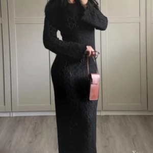 Ny med prislapp MONKI KLÄNNING - Lånad bild och köpt från artikelnummer_sh men passade inte mig tyvärr. 
