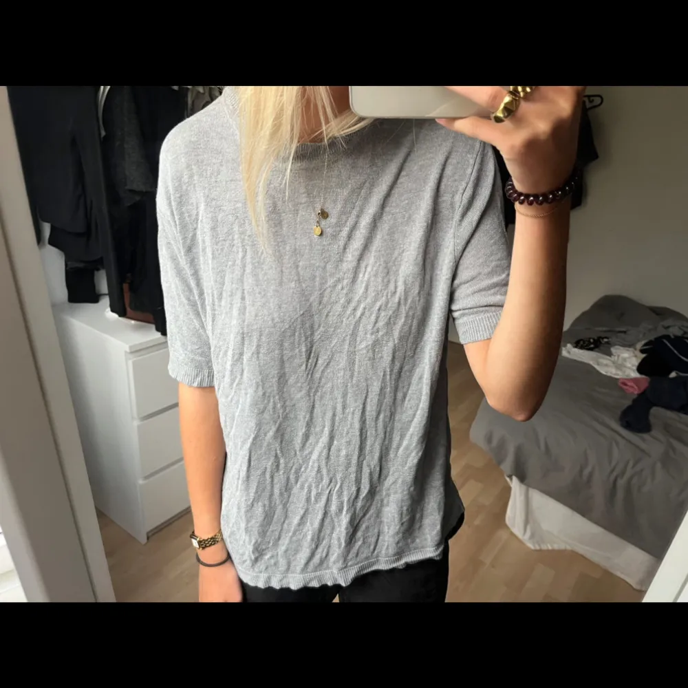 Säljer stickad tshirt från Zara  Den är i stl S men är väldigt stor i storleken så skulle säga mer som M eller en liten L faktiskt 💓 säljer då den är för stor som kankse syns . Toppar.