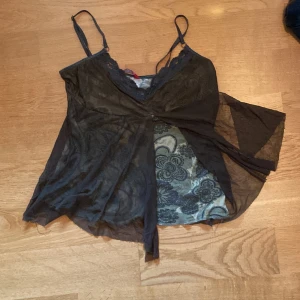 Grönt linne med spets från ”edc by espirit” - Ett jättesnyggt grönt linne med cool spets från märket edc by espirit. Det står att det är XXL men den passar som en S. Det finns inga fläckar men det finns ett litet hål som syns på sista bilden. Skriv för mer info!☺️ 