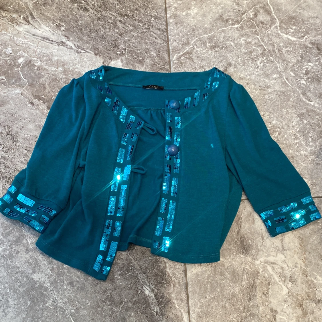 Turkos kofta med paljettdetaljer - 2