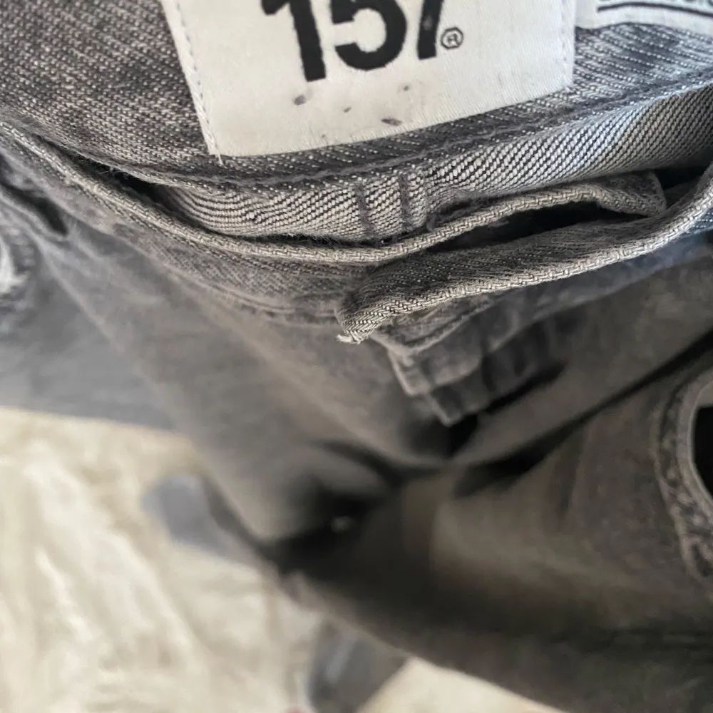 Säljer ett par grå jeans i storlek 36/32. De har en klassisk femficksdesign och en rak passform. Perfekta för en avslappnad stil och kan matchas med nästan vad som helst. De är i bra skick och redo för en ny ägare!. Jeans & Byxor.