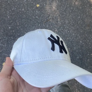 Vit NEW ERA keps - Vit keps säljer för att den inte används 