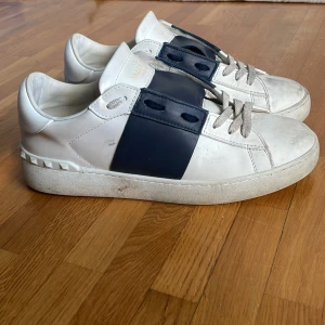 Valentino opens - Tjena, jag säljer mina valentino opens för att jag letar något nytt. Skick är 8/10 lite smuts men det går att få bort. Skorna kommer med box, dust bag och påse. Även kvitto finns! Hör av er vid frågor och funderingar!🫡