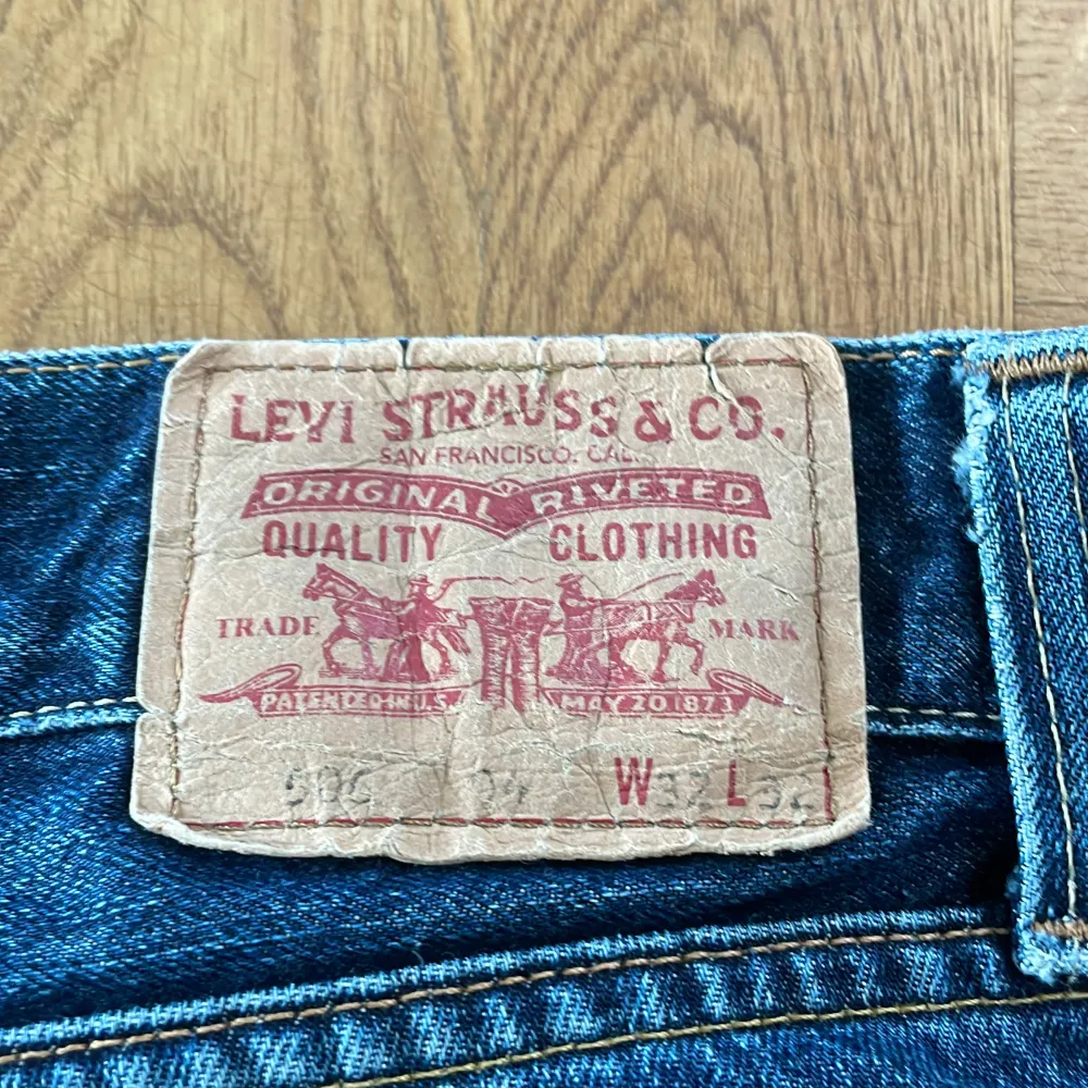 Ett par schyssta Levi’s 506 som är i väldigt bra skick. Jeansen har inga stora defekter men är använda. Färgen är marinblå. Vid minsta lilla fundering så är det bara att skicka ett PM, svarar inom 24h. Nypris: 1000kr Mitt pris: 350kr.. Jeans & Byxor.