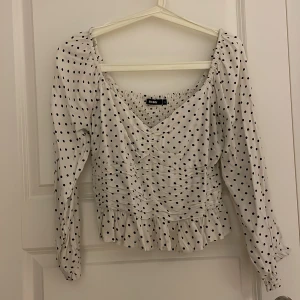 Blus - Blus i S men passar XS lika bra. Säljer då det inte är min stil.
