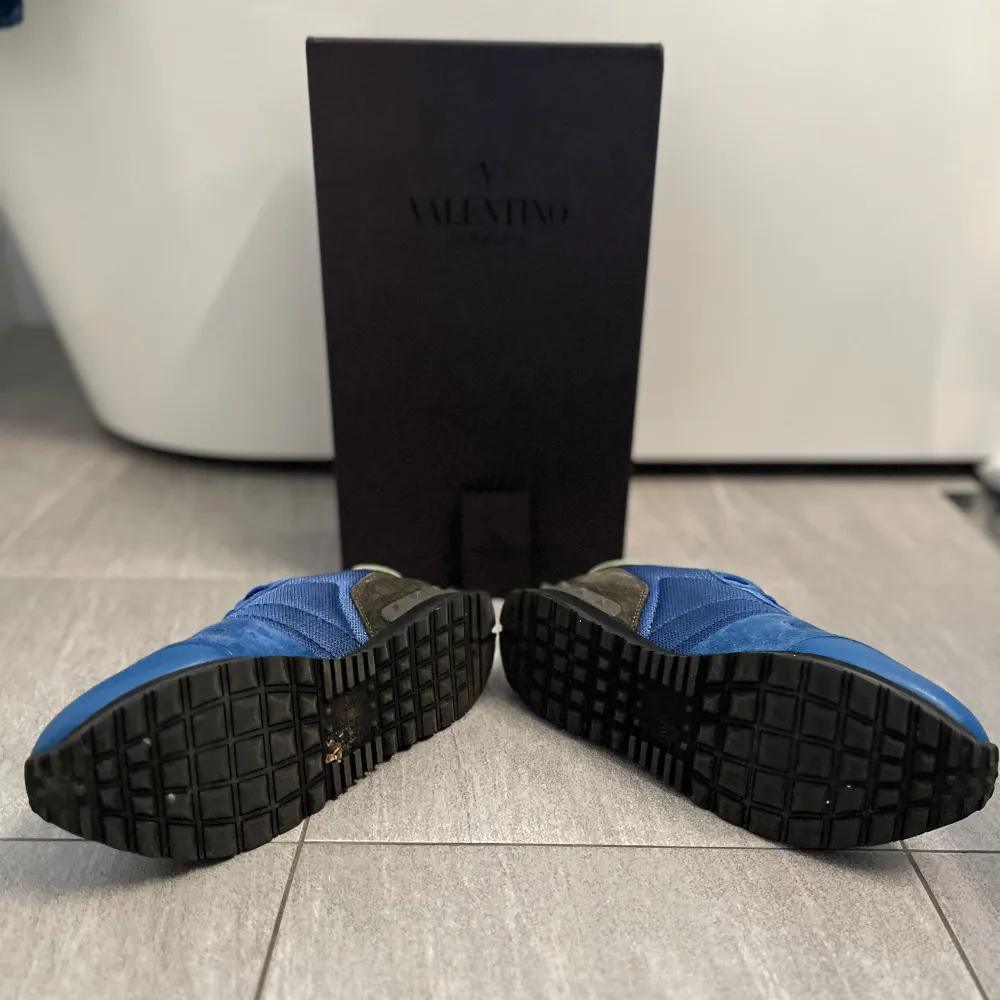 Hej! Vi säljer nu dessa väldigt fina Valentino Garvani Rockrunners med OG Box  | väldigt fint skick inga former av difekter |  Storlek 40.5/41 | perfekta skor till hösten/vintern  Säljs nu för endast 2199kr!  Hör av er vid minsta funderingar⭐️ . Skor.