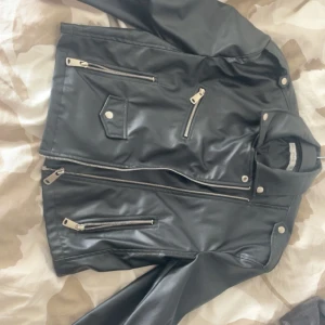 skinnjacka - Köpte den 2 år sen, den är i nästan perfekt skick och den är i storlek L men sitter som M ❤️