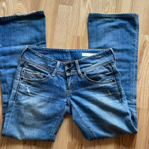 Low waist jeans - Säljer dess low waisted jeansen eftersom de tyvärr är för korta för mej som är 170 cm💗 skriv om ni har frågor🩷