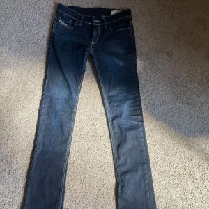 Lågmidjade jeans  - Vintage och trendiga lågmidjade diesel jeans men säljer då dom tyvärr är för små för mig. W.27 L.32. Pris kan alltid diskuteras! 