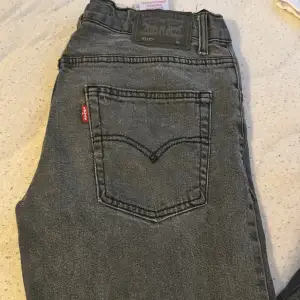 Säljer dessa Levis jeans då dem är för små