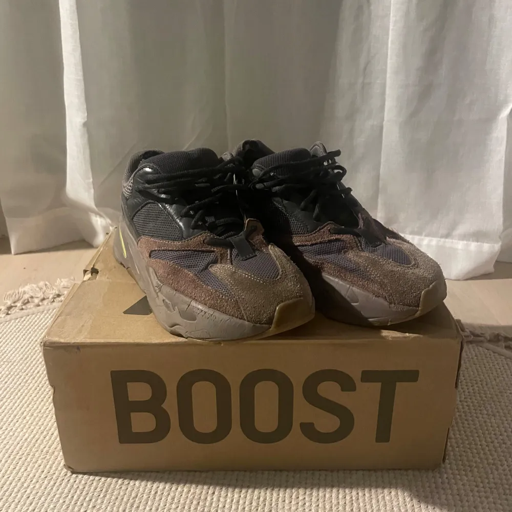 Tjena säljer mina yeezys 700 v1 mauve för har växt ur dom. Dom är använda. Se bild 4, kan slänga in hällapar. Storleken är 42. Har lådan som syns i bilden men är en annan yeezy låda💀. Kan mötas i Gbg, frakten står köparen för. Öppen med prutningar.. Skor.