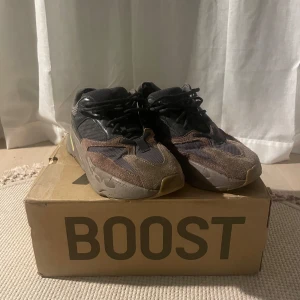 Yeezy 700 V1 Mauve - Tjena säljer mina yeezys 700 v1 mauve för har växt ur dom. Dom är använda. Se bild 4, kan slänga in hällapar. Storleken är 42. Har lådan som syns i bilden men är en annan yeezy låda💀. Kan mötas i Gbg, frakten står köparen för. Öppen med prutningar.