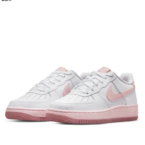 Airforce 1 - Jätte fina airforce1 me rosa detaljer. Storlek är 37,5.  Bara använda fåtal gånger så i nästan nytt skick. Skriv privat för egna bilder 🩷