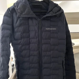 Peak Performance - Hej!  Säljer min peakPerformance jacka i storlek S. Har ett litet hål i armen av jackan o lite repig på den sidan men annars är alt bra, priset kan självklart diskuteras vid snabbaffär👍