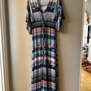 Ilse Jacobsen klänning - Klänning i stretchigt och följsamt material, reglerbara band under byst gör att den passar allt mellan M-XL storlekar.   Använd 1 gång. Inköpt på MQ