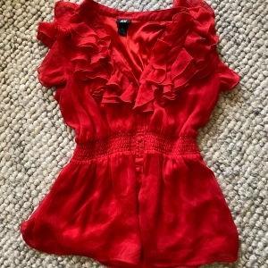 Röd blus - Världens finaste blus i en stark röd färg, med volangdetaljer