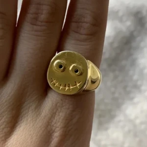 Maria Nilsdotter Ring - Säljer denna ring från Maria Nilsdotter. Köpt för cirka 3600kr, men har tappat färg därav bra pris. Minns ej storlek men tror 17-18 ungefär. 🤍