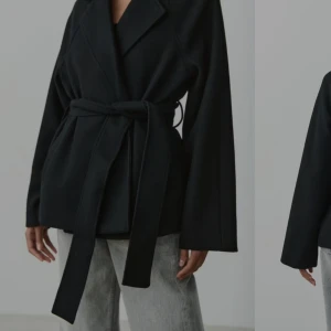 Kort kappa från Gina - Orginal pris 699. Använde förra vintern och inga defekter! 