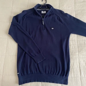 Weekend Offender Half Zip 1/4 Mörkblå - Weekend Offender Half Zip 1/4 Mörkblå  Färg: Mörkblå ✅ Skick: Som ny 10/10 ✅ Storlek: S ✅ Det finns inga brister, ställ gärna några frågor ❤️😀