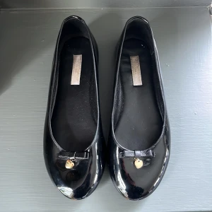 Dolce Gabbana ballerinaskor - Sötaste ballerinaskorna med rosetter och guldhjärtan. Från dolce&gabbana🎀 