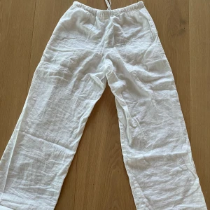 Gina tricot linne byxor  - Säljer mina jätte fina low waist linne byxor som tyvärr inte passar mig längre. De är i jätte bra skick. De är lite genomskinlig dock. Köpte de för 299kr