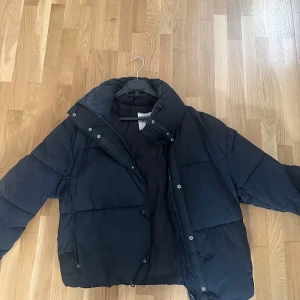 snygg jacka från zara - säljer nu min fina vinterjacka från zara , sparsamt använd 