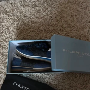 Philippe model trpx - Säljer dessa helt nya Philippe model trpx!  Dem är i en skit fet marin blå färg och skick 10/10 Helt nya!!!!  Dustbag och box medförljer! Priset är ej hugget i sten! Hör av er vid minsta fundering😍