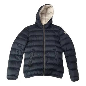 Marinblå och vit pufferjacka - Säljer en snygg och varm pufferjacka i marinblått och vit. Jackan har en huva och dragkedja framtill. Perfekt för kalla vinterdagar!